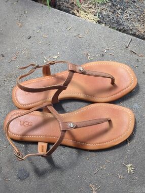 UGG Madeena t strap tan leather sandals 9.5
